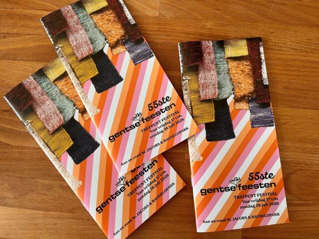 Drie brochures van het 55e Trefpunt Festival liggen naast elkaar op een tafel.