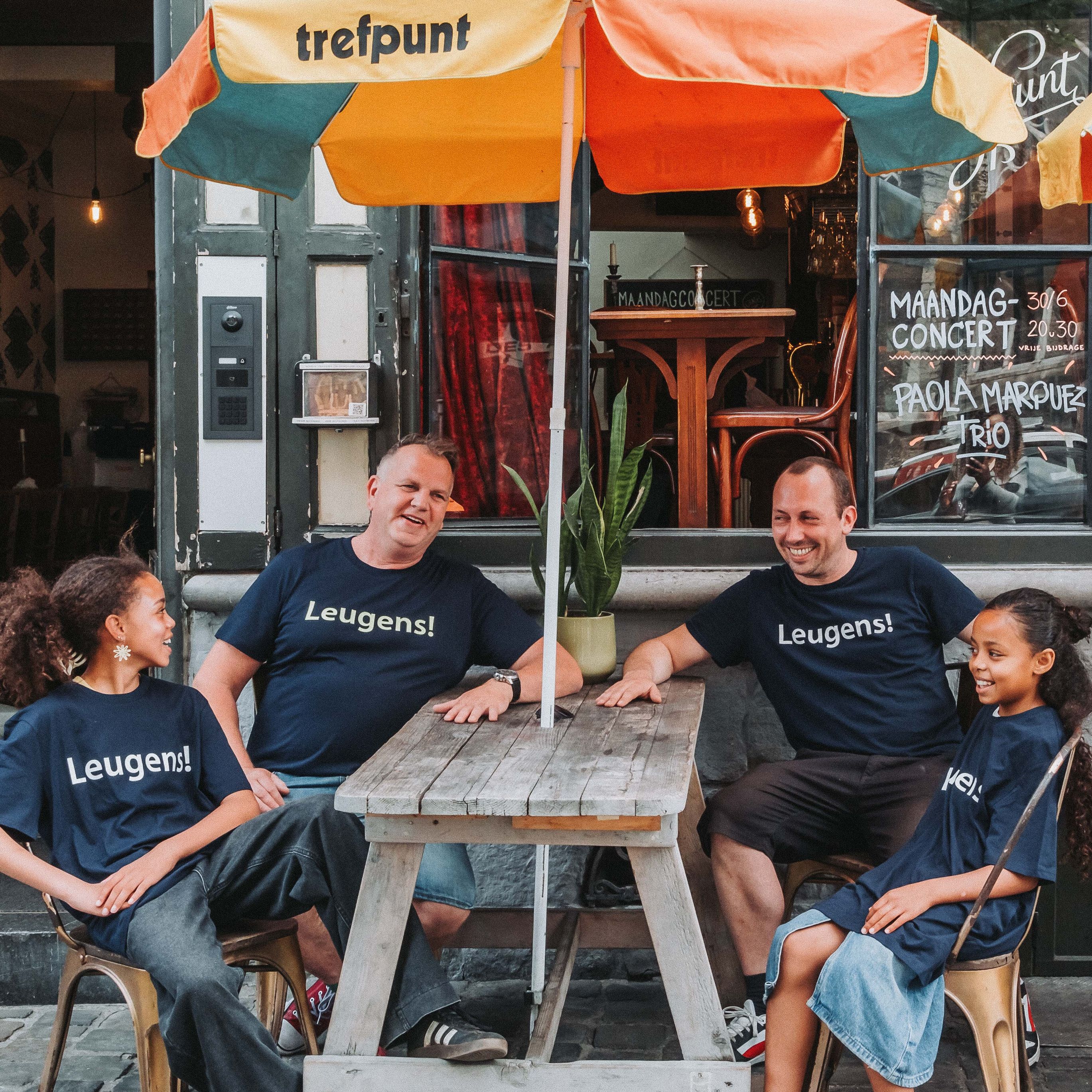 Die lijvekes zijn top, maar er zijn ook T-shirts met LEUGENS op